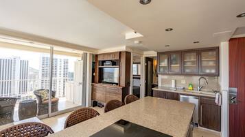 Coffee/tea maker, fridge, microwave, oven