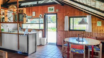 Een koelkast, een kookplaat, een koffiezetapparaat/waterkoker