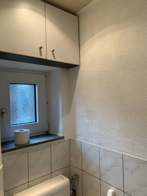 Haartrockner, Handtücher, Seife, Toilettenpapier