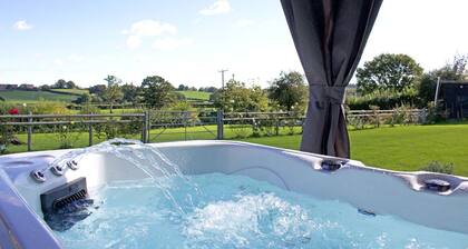 Tranquil Location with Exclusive HOT TUB - 1 bedroom