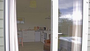 Une cuisine équipée d’un évier, d’une cuisinière et d’une chaise.