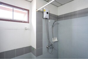 Shower, free toiletries, slippers, towels - Studio room near MRT by PD Mansion (Bangkok)