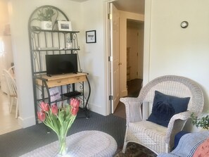 TV, books - Three Schooners, an oasis just steps from downtown Boothbay Harbor (Boothbay Harbor)