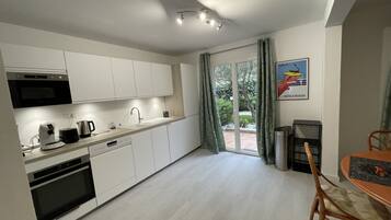 Een koelkast, een microgolfoven, een oven, een kookplaat