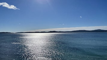 Vlak bij het strand, ligstoelen