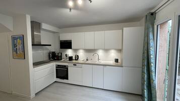 Een koelkast, een microgolfoven, een oven, een kookplaat