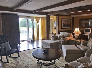 Téléviseur connecté, foyer, table de baby-foot, livres