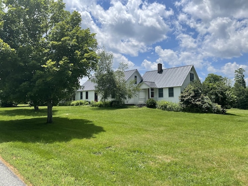 Mt Snow for families! Sprawling home, great views, skiing, snowmobiling, hiking