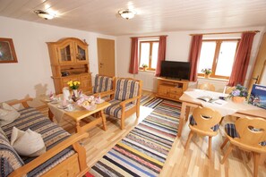 Living area - Apartment Rauschberg 50sqm, balcony, kitchen, 1 bedroom, 1 bed-sitting room (Ruhpolding)