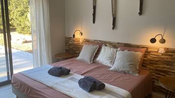 4 bedrooms, desk, iron/ironing board, travel cot