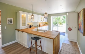 ثلاجة، موقد طهي مسطح، غسالة أطباق، ماكينة لصنع القهوة/الشاي