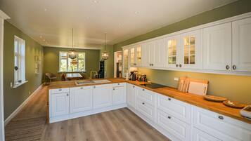 Een koelkast, een kookplaat, een vaatwasser