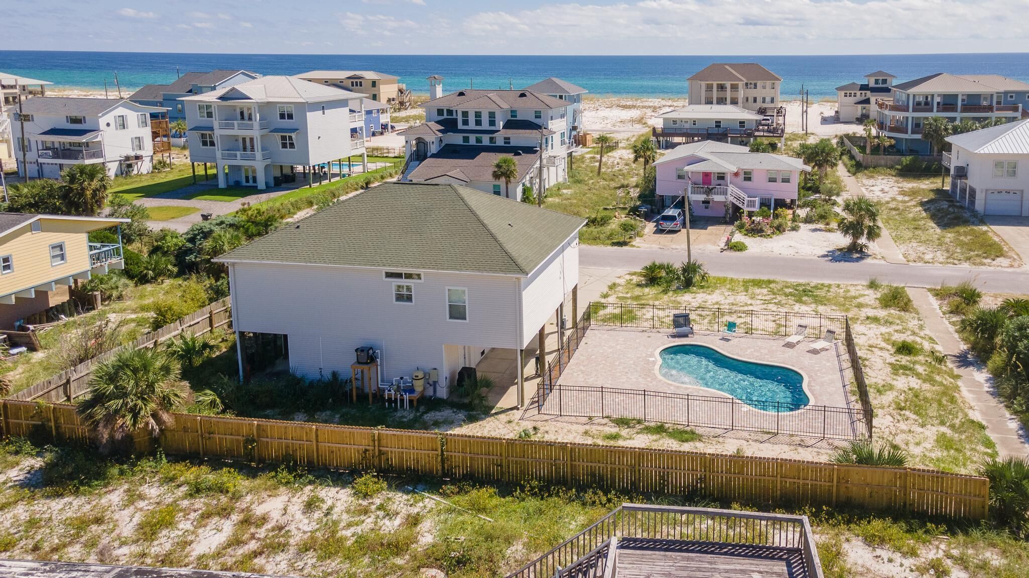 Starting at only $425/nt! Nicely decorated home with PRIVATE POOL!