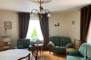 TV, books - ALSACE COSY GITE 3 BEDROOMS 2 BATHROOMS (BUHL)