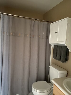 Kombinert dusj/badekar, hårføner, håndklær og såpe