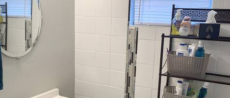 Ensemble douche/baignoire, sèche-cheveux, serviettes fournies, savon