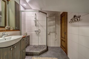 Shower, hair dryer, towels, soap - House of Nobles with personal terrace in Užupis (Vilnius)