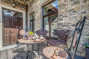 Outdoor dining - House of Nobles with personal terrace in Užupis (Vilnius)
