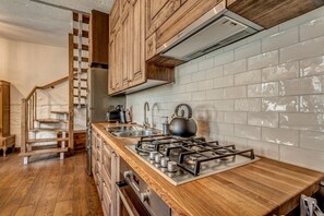 Fridge, oven, stovetop, coffee/tea maker - House of Nobles with personal terrace in Užupis (Vilnius)