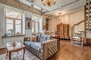 Fernseher, Bücher, Stereoanlage