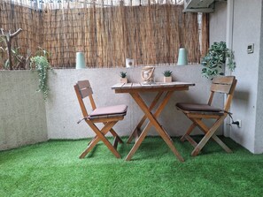 Outdoor dining - STUDIO WITH PARKING AND SMALL GARDEN NEAR OLD ANTIBES (Antibes)
