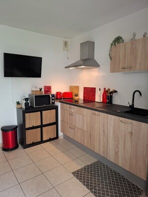 Fridge, microwave, oven, stovetop - STUDIO WITH PARKING AND SMALL GARDEN NEAR OLD ANTIBES (Antibes)