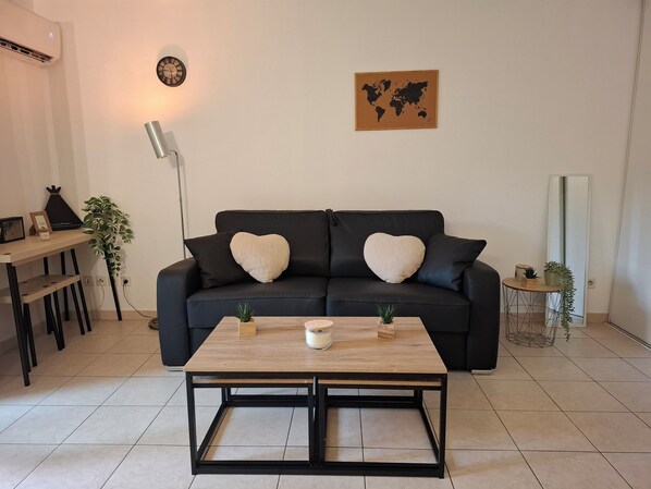 TV - STUDIO WITH PARKING AND SMALL GARDEN NEAR OLD ANTIBES (Antibes)