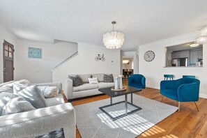 Smart TV, chimenea y libros 