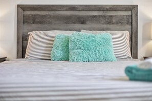 6 bedrooms, desk, iron/ironing board, travel crib