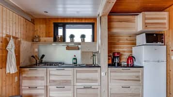 Cottage | Private kitchen | Fridge, microwave, coffee/tea maker, electric kettle