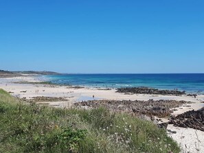 A coastal beach with rocky outcrops and clear blue waters. - Vacation home for 4 people, ideal for a family vacation between the countryside and the sea (Plouhinec)