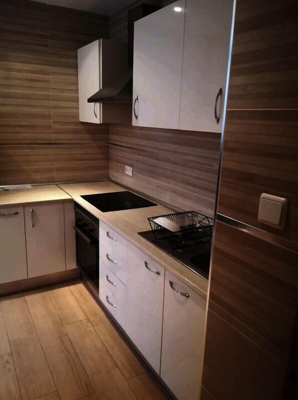 Een koelkast, een oven, een kookplaat, een koffiezetapparaat/waterkoker