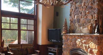 Stunning Lake Placid family friendly cozy wooded townhome minutes from town