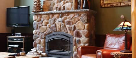 Smart TV, fireplace, books, stereo