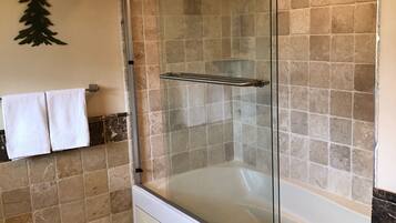 Ensemble douche/baignoire, baignoire à jets, sèche-cheveux