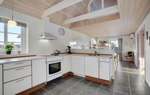 Køleskab, kogeplade, opvaskemaskine, kaffe-/temaskine