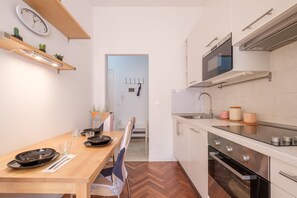 Frigorifero, microonde, forno, piano cottura