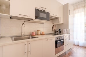 Kühlschrank, Mikrowelle, Ofen, Herdplatte