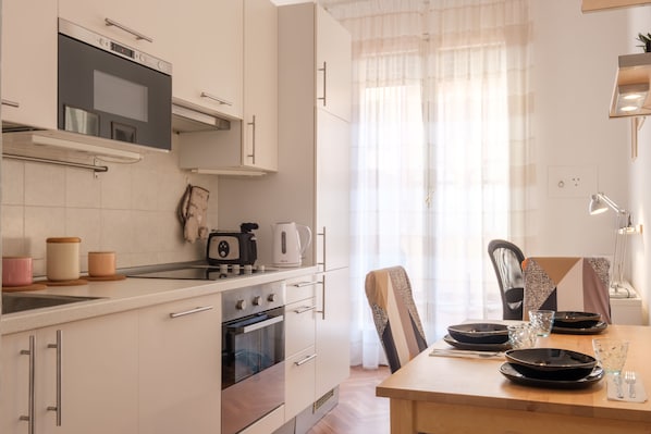 Kühlschrank, Mikrowelle, Ofen, Herdplatte