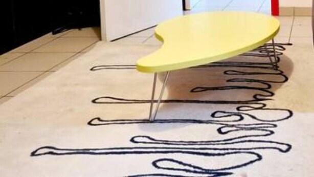 A room with a yellow table, a white door, and a bed with blue bedding. - ⭐✅ Studio privée-Rennes, 5mn de la gare-parking👍✅ (Rennes)