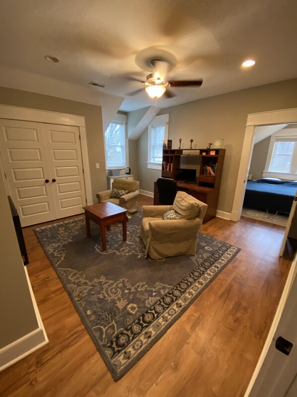 1 bedroom, desk, WiFi