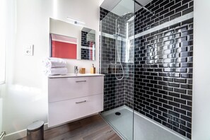Douche, séchoir à cheveux, serviettes fournies