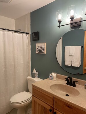 Een bad, een haardroger, handdoeken, zeep