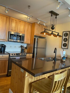 Køleskab, mikrobølgeovn, ovn, kogeplade