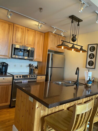 ❄️Stay Warm & Cozy❄️ in this perfectly located downtown condo! 