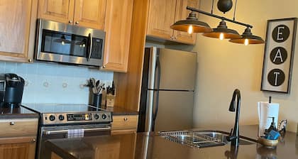 ❄️Stay Warm & Cozy❄️ in this perfectly located downtown condo!