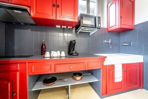 Réfrigérateur, micro-ondes, plaque de cuisson, cafetiÚre/bouilloire