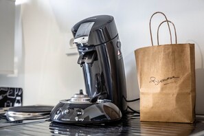 Coffee and/or coffee maker - Le Valet de Pique - 1 Bedroom (Brive-la-Gaillarde)