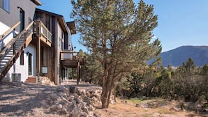 A modern two-story house with a wooden deck and a staircase leading to the entrance. - Modern Apt w/ Mt Views & Grill Near Basalt & Aspen (Basalt)