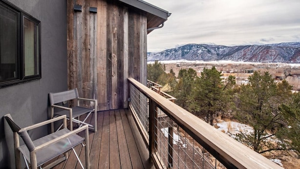 A balcony with a view of mountains and a snowy landscape. - Modern Apt w/ Mt Views & Grill Near Basalt & Aspen (Basalt)